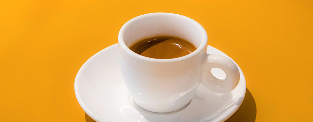 در یک فنجان قهوه چه مقدار کافئین وجود دارد؟